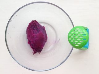 蔓越莓紫薯发糕,紫薯蒸熟后去皮放进碗里