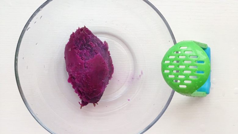 蔓越莓紫薯发糕,紫薯蒸熟后去皮放进碗里