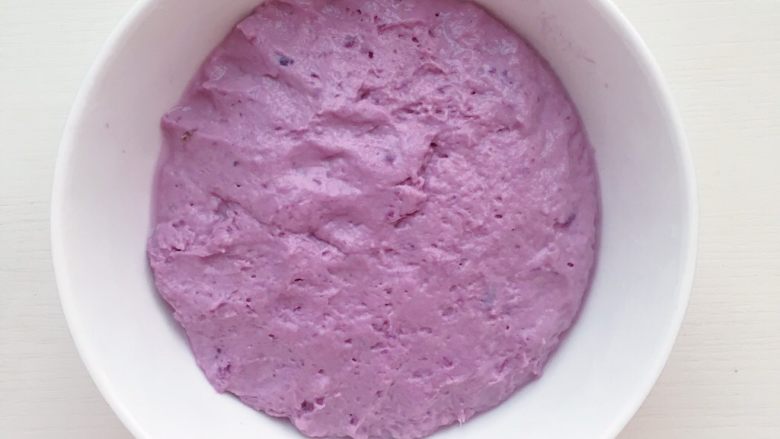 蔓越莓紫薯发糕,将所有食材搅拌均匀后和成面团