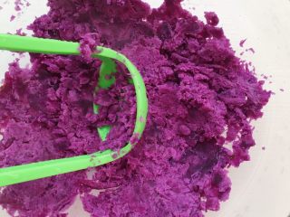 蔓越莓紫薯发糕,用研磨勺研磨成紫薯泥备用