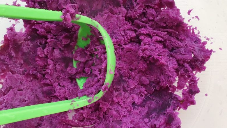 蔓越莓紫薯发糕,用研磨勺研磨成紫薯泥备用