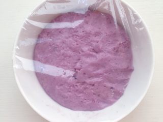 蔓越莓紫薯发糕,盖上保鲜膜