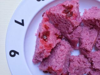 蔓越莓紫薯发糕,晾凉后切小块食用