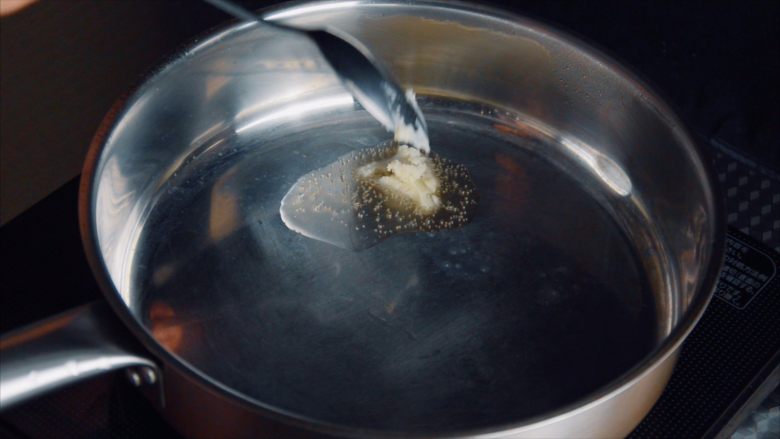 低温慢煮 sous-vide 油封鸭腿配,做完以后直接食用还需要最后一个步骤。先热锅，洒几滴水，水在热锅上溜冰一样就说明温度够高了。取一点鹅油放进锅子里。