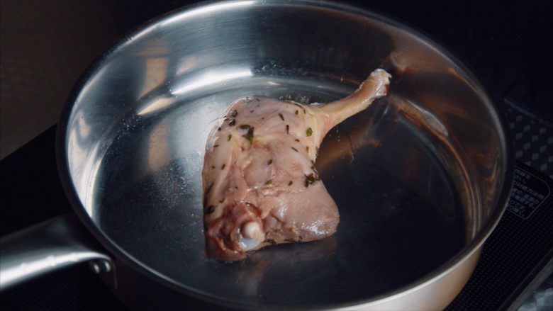 低温慢煮 sous-vide 油封鸭腿配,把鸭腿带皮的一面朝下，不要翻动，等2、3分钟，晃动锅子，鸭皮不粘锅以后就可以取出了。