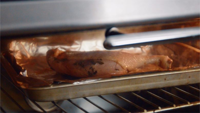 低温慢煮 sous-vide 油封鸭腿配,鸭皮朝上，烤箱最上层，200摄氏度，10分钟。