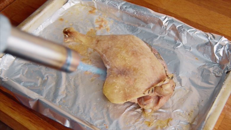 低温慢煮 sous-vide 油封鸭腿配,喜欢焦脆表皮的可以再放到锅子里煎一下，用喷枪更方便。