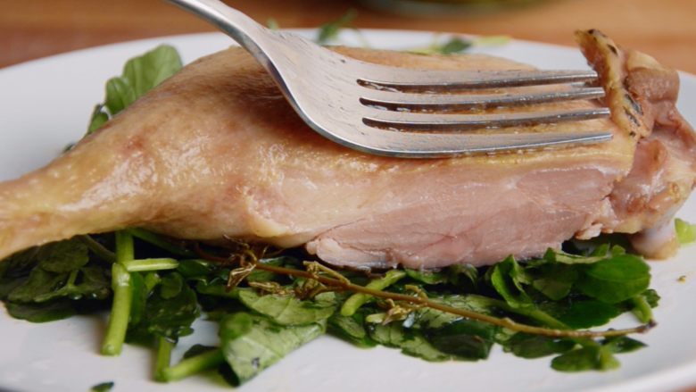 低温慢煮 sous-vide 油封鸭腿配,做起来并不复杂的油封鸭，可以长期保存，如果家里来客人，15分钟就可以上桌的法国🇫🇷名菜，是不是很棒呢？？？