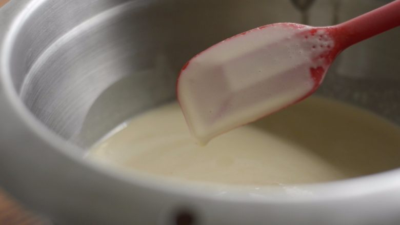 提拉米苏千层蛋糕（简易版奶油霜）,面糊状态：可以在刮刀上挂住薄薄的一层。