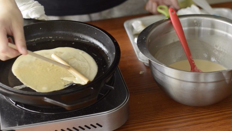 提拉米苏千层蛋糕（简易版奶油霜）,用煎饼果子工具推开。如果是不粘锅，稍微晃动锅子就可以展开面糊了。