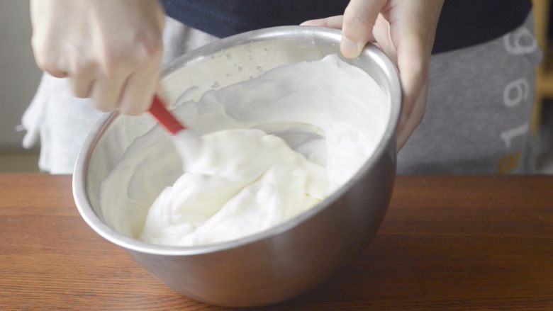 提拉米苏千层蛋糕（简易版奶油霜）,奶油和芝士混合均匀，放到冰箱待用。简单版内陷直接涂抹的就不需要冷藏。
