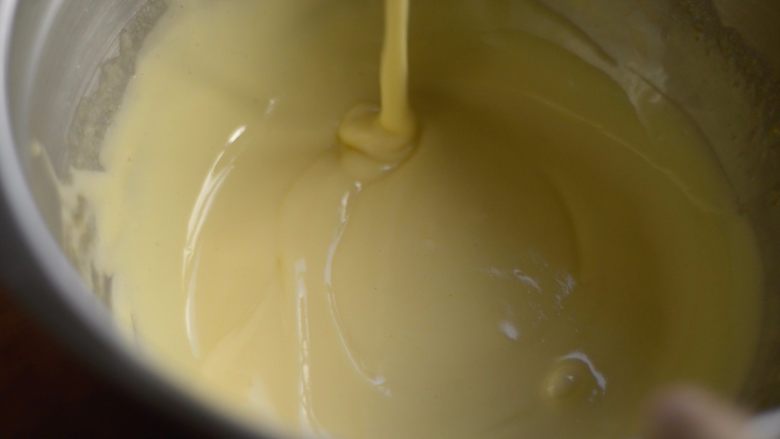 提拉米苏千层蛋糕（简易版奶油霜）,直到蛋黄糊细腻均匀。