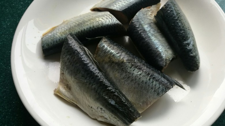 红烧鲭鱼,把一条鱼从中间切成两段。
