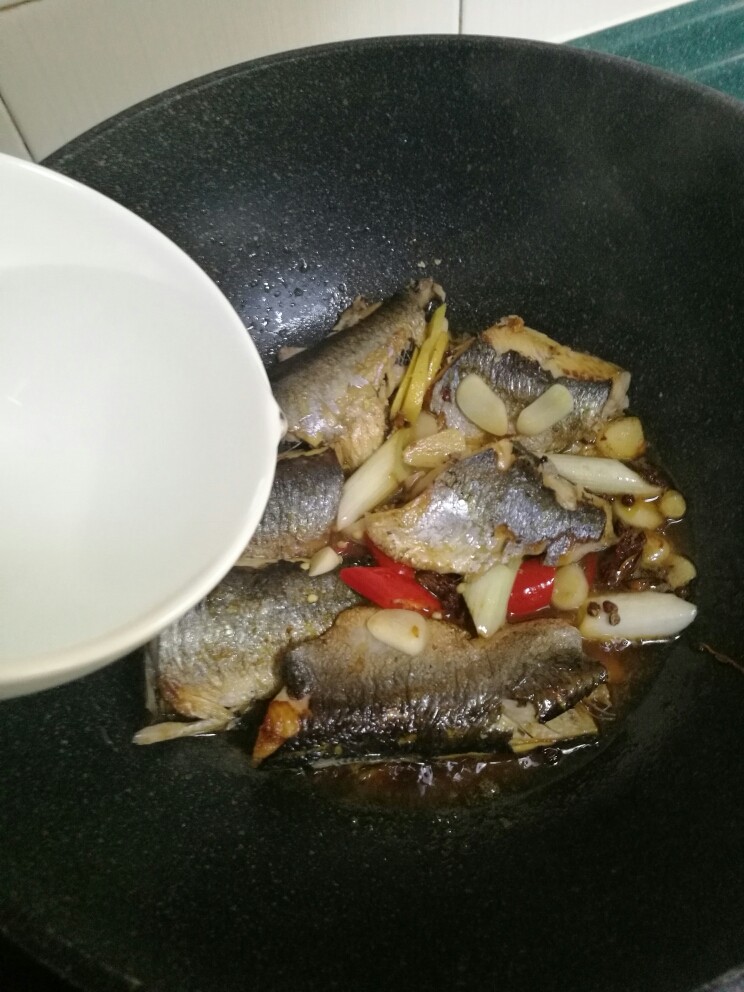 红烧鲭鱼,加入半碗水。
