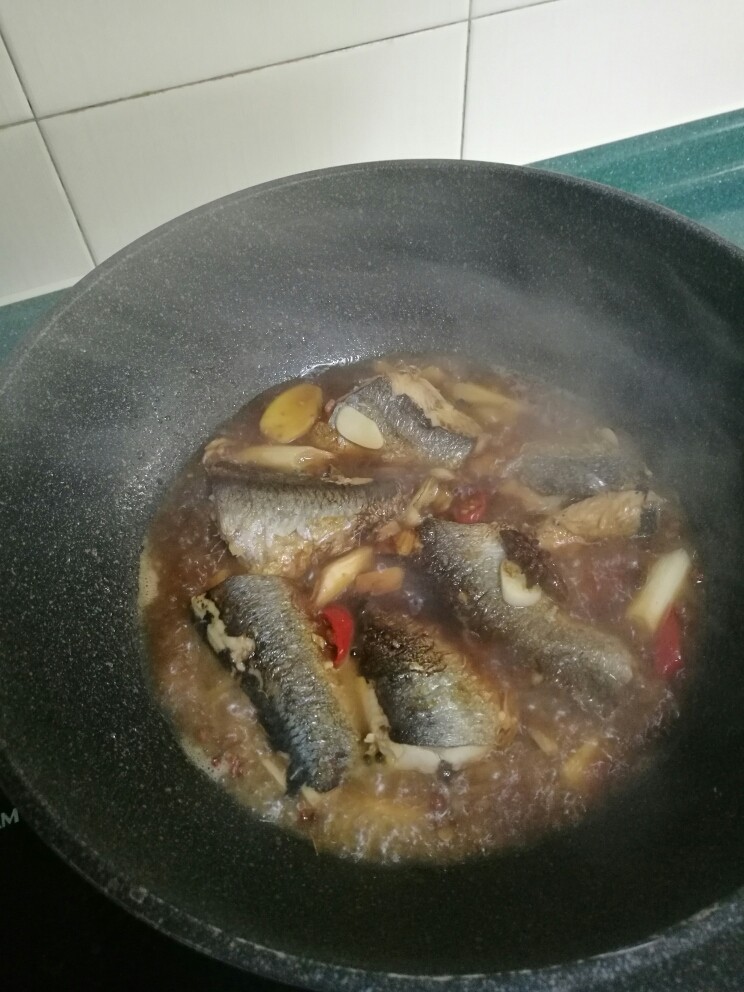 红烧鲭鱼,大火烧开后改中火。这时可以尝尝汤汁的咸淡，根据自己的口味调整。
