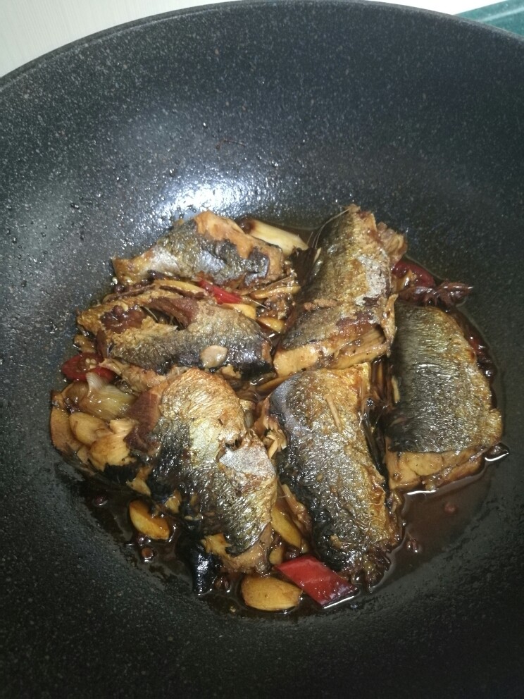 红烧鲭鱼,等到锅里的汤汁快收干时关火出锅。

