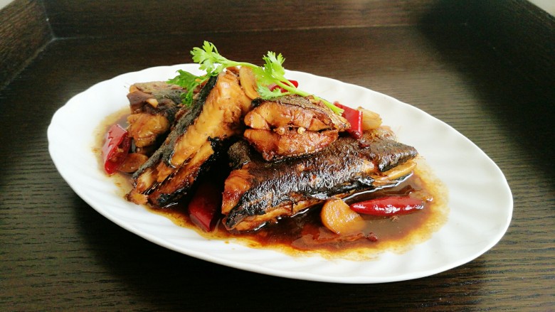 红烧鲭鱼,喜欢吃香菜的，可以撒一点点香菜段。