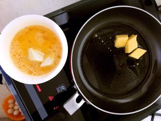 换个姿势吃馒头  腊肠瓜片炒黄金馒头,油锅5分热的时候把蘸匀鸡蛋液的馒头快放入锅中，温火煎制
