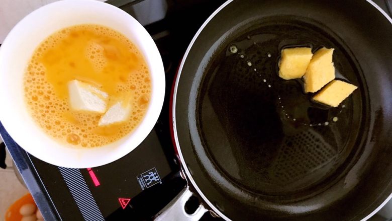 换个姿势吃馒头  腊肠瓜片炒黄金馒头,油锅5分热的时候把蘸匀鸡蛋液的馒头快放入锅中，温火煎制