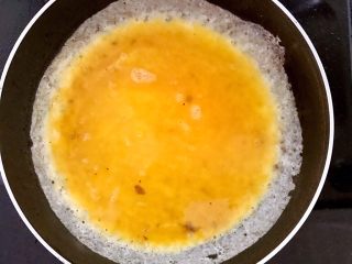 美味汉堡,锅里刷一层油烧热后加入鸡蛋液，煎成蛋皮，只煎单面即可