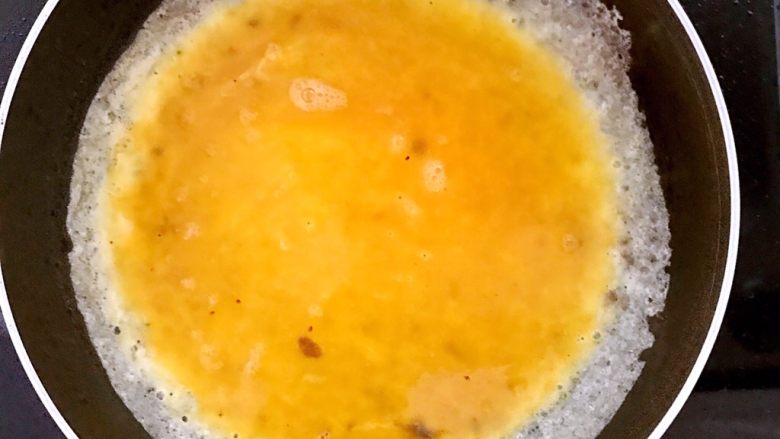 美味汉堡,锅里刷一层油烧热后加入鸡蛋液，煎成蛋皮，只煎单面即可