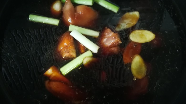 卤猪蹄,加入葱姜蒜。