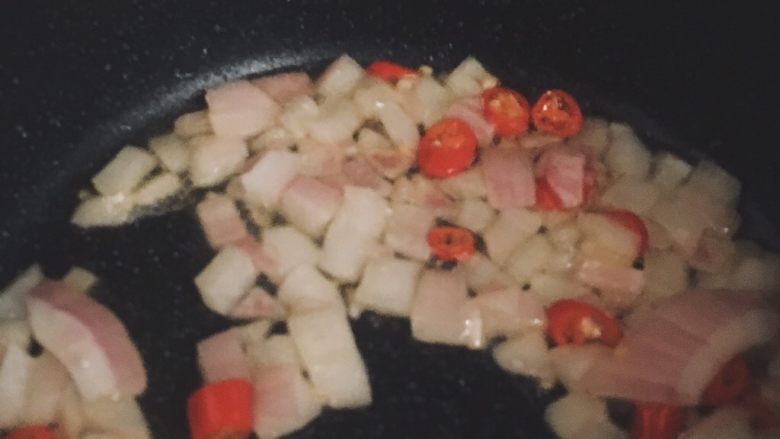 超级好吃的懒人快手焖饭,炒至这种透明状后加榨菜，口蘑翻炒