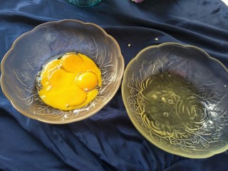 ＃樱桃图案＃纹身蛋糕卷,将蛋黄和蛋清分离如图