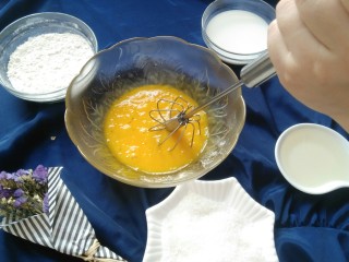 ＃樱桃图案＃纹身蛋糕卷,先用手动打蛋器将蛋黄打散