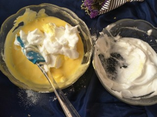 ＃樱桃图案＃纹身蛋糕卷,打发好的蛋清分三次，用切拌手法加入蛋黄糊中