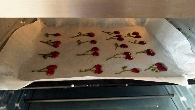 ＃樱桃图案＃纹身蛋糕卷,放入预热好的烤箱中烤一分钟。