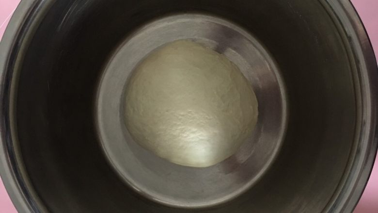 白白的比基尼miffy,其余的放入大盆子里，盖上保鲜膜进行一次发酵。