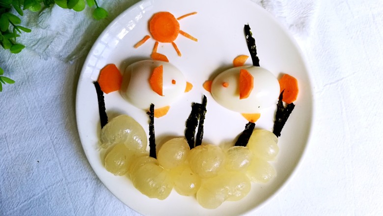 童趣餐-快乐的海底世界,最后用胡萝卜做出太阳，鱼眼睛和鱼鳃