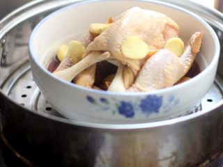 盐水焗蒸鸡,上锅大火蒸20分钟就可以出炉了！鸡大小再适当的改变时间。