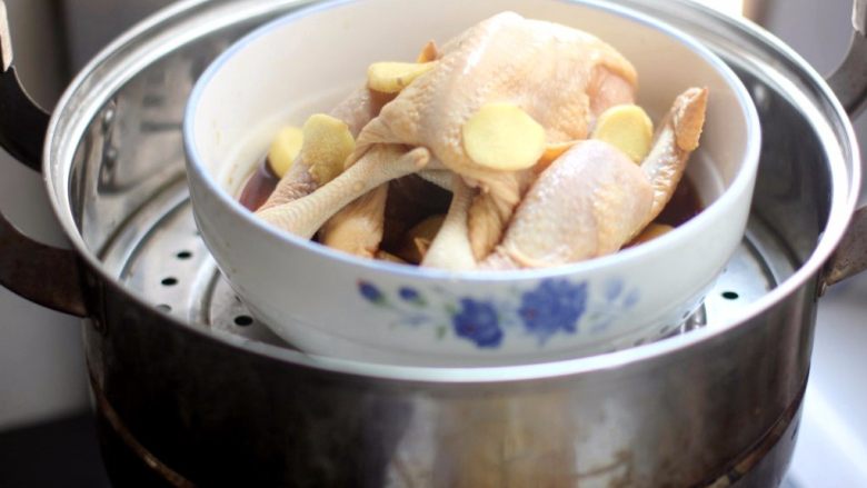 盐水焗蒸鸡,上锅大火蒸20分钟就可以出炉了！鸡大小再适当的改变时间。