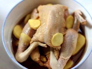 盐水焗蒸鸡,再把腌好的整鸡放在上面，放在土豆片上。