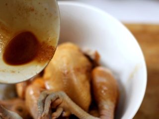 盐水焗蒸鸡,用手把酱料汁均匀的涂抹在鸡的身上，从内而外都要涂抹。