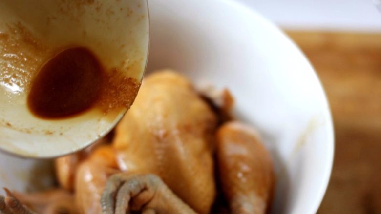盐水焗蒸鸡,用手把酱料汁均匀的涂抹在鸡的身上，从内而外都要涂抹。