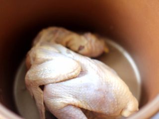 盐水焗蒸鸡,先将一整只鸡清洗干净，去除不必要的内脏，脂肪，沥干待用。