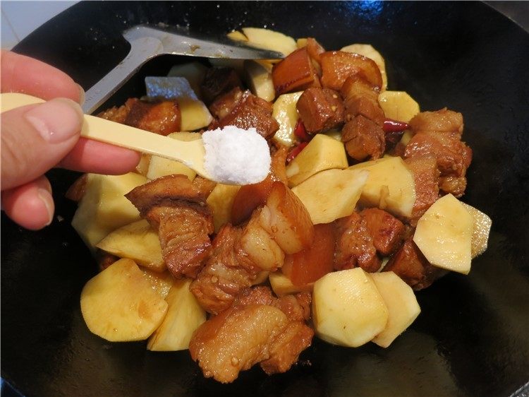 唇齿留香软糯如沙--红烧肉炖土豆,翻拌均匀就如适量的盐，为避免干锅水量不够要添加热水