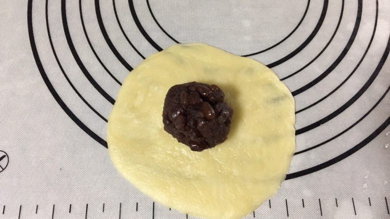 潮汕豆沙酥饼,轻轻擀压成圆形，也可轻拍压成圆形，包入馅料。