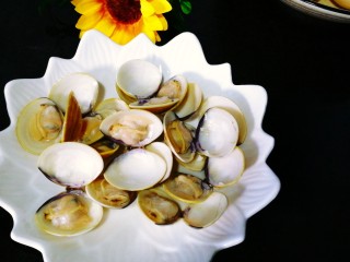 鲜美的蛤蜊鸡蛋羹,焯至壳开即可取出