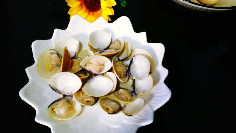 鲜美的蛤蜊鸡蛋羹,焯至壳开即可取出