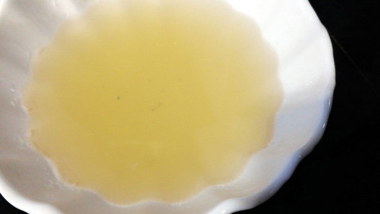 鲜美的蛤蜊鸡蛋羹,在煮蛤蜊的水中晃动漂去杂质，蛤蜊入另一碗中。煮蛤蜊的汤倒入汤碗中，让汤沉淀一下。