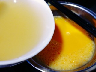 鲜美的蛤蜊鸡蛋羹,搅拌均匀后，将沉淀过的煮蛤蜊的汤倒入蛋液中（倒的时候要慢点，别将沉淀的杂质也倒入）