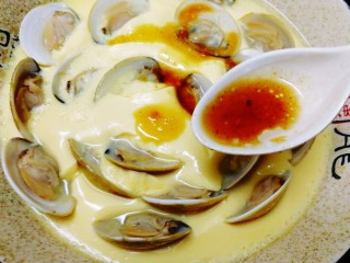 鲜美的蛤蜊鸡蛋羹,均匀的淋上沙拉汁--日式口味