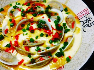鲜美的蛤蜊鸡蛋羹,撒上葱花，红椒末，完成✌👌