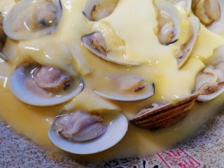 鲜美的蛤蜊鸡蛋羹,这时将蛤蜊码入蛋液中，再继续蒸熟