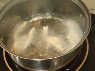 炸蘑菇,下蘑菇时有滋啦滋啦的声音就是油温正好，要是没有，油就需要再热一会儿。