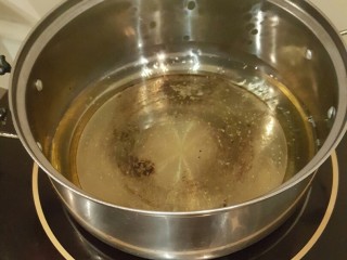 炸蘑菇,取一个干净的锅，干的，倒入食用油。待油温上来后冒泡，就可以开炸啦。